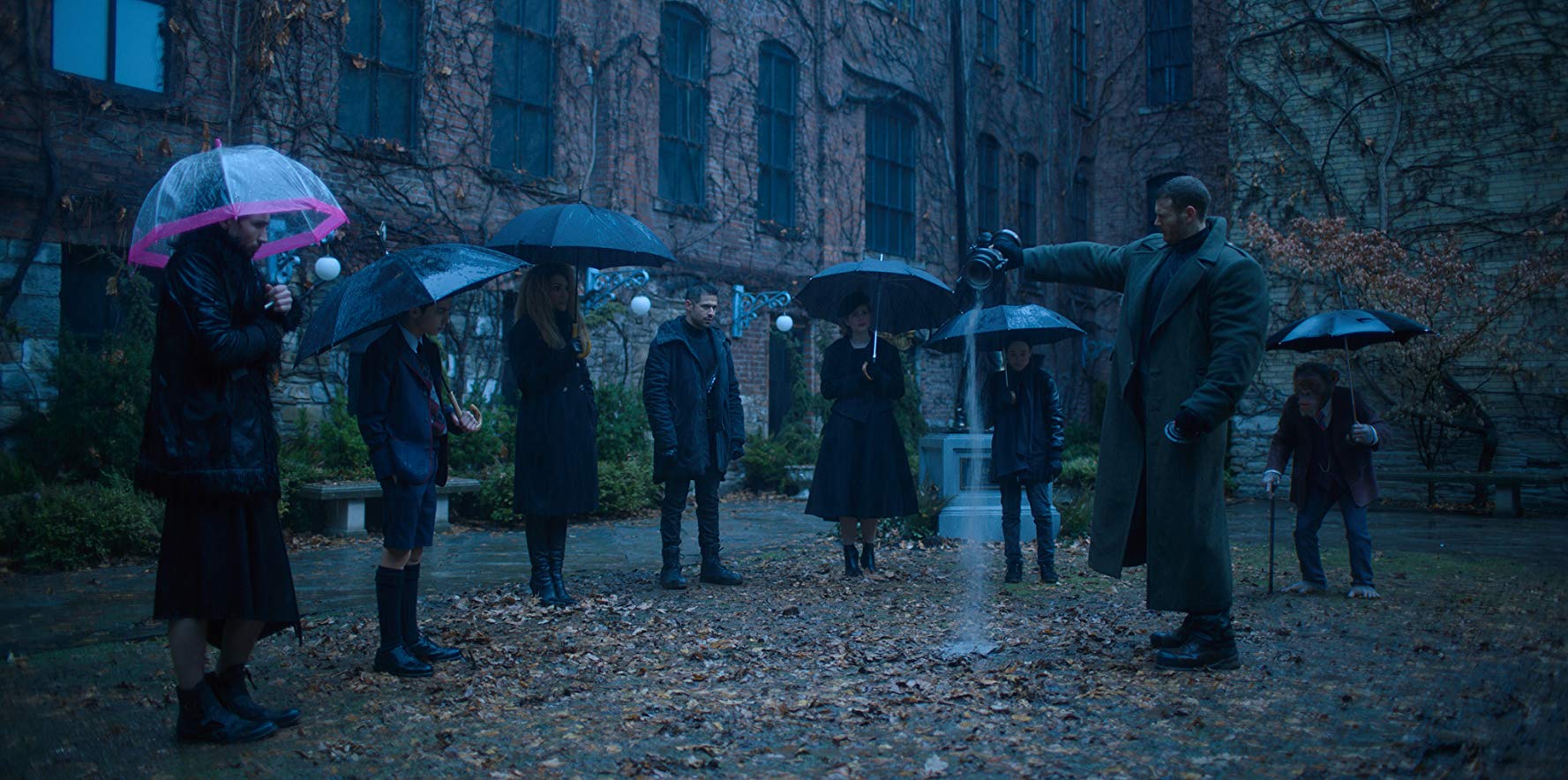 Pogrzeb Sir Reginalda. The Umbrella Academy © Netflix